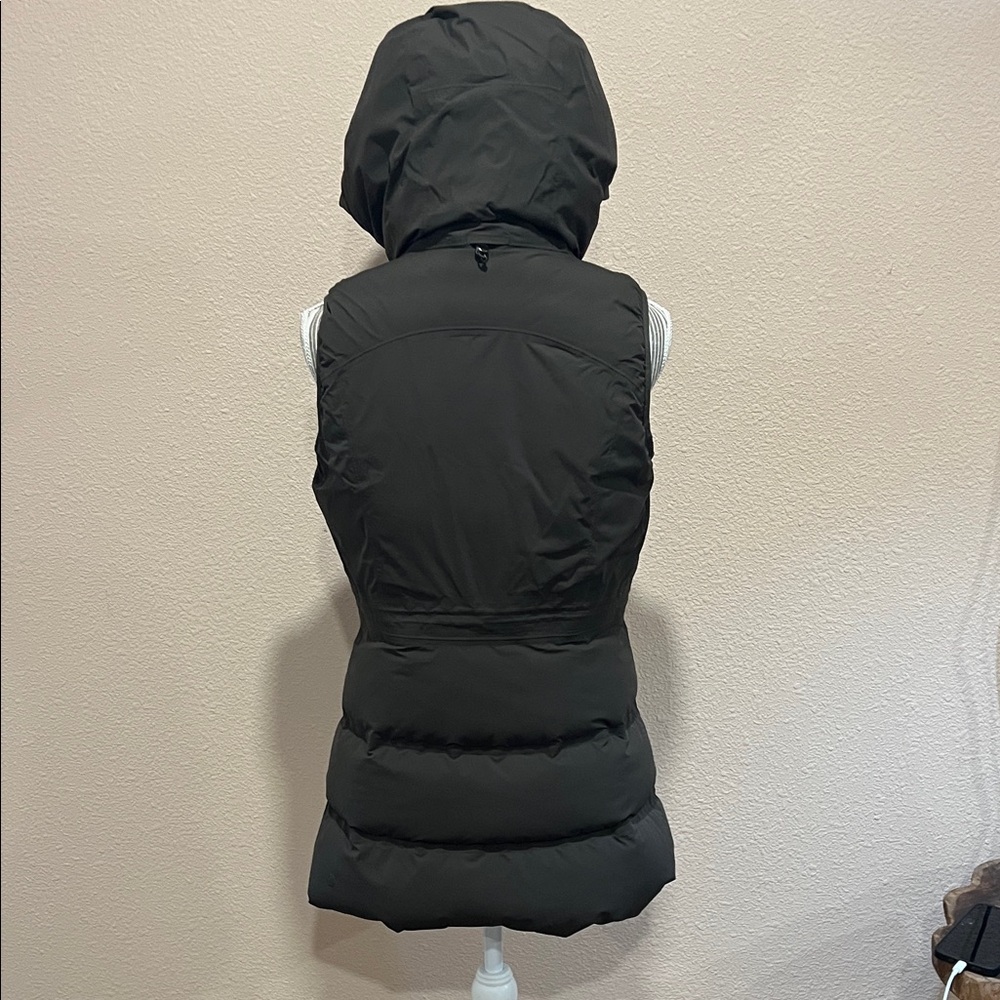 Lululemon Hooded Puffer Vest. Size 6, very good condition - Picture 2 of 3